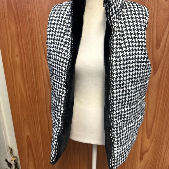 Reversible Black & White Houndstooth Faux Fur Mock Neck Zip Front - Picture 11 of 11